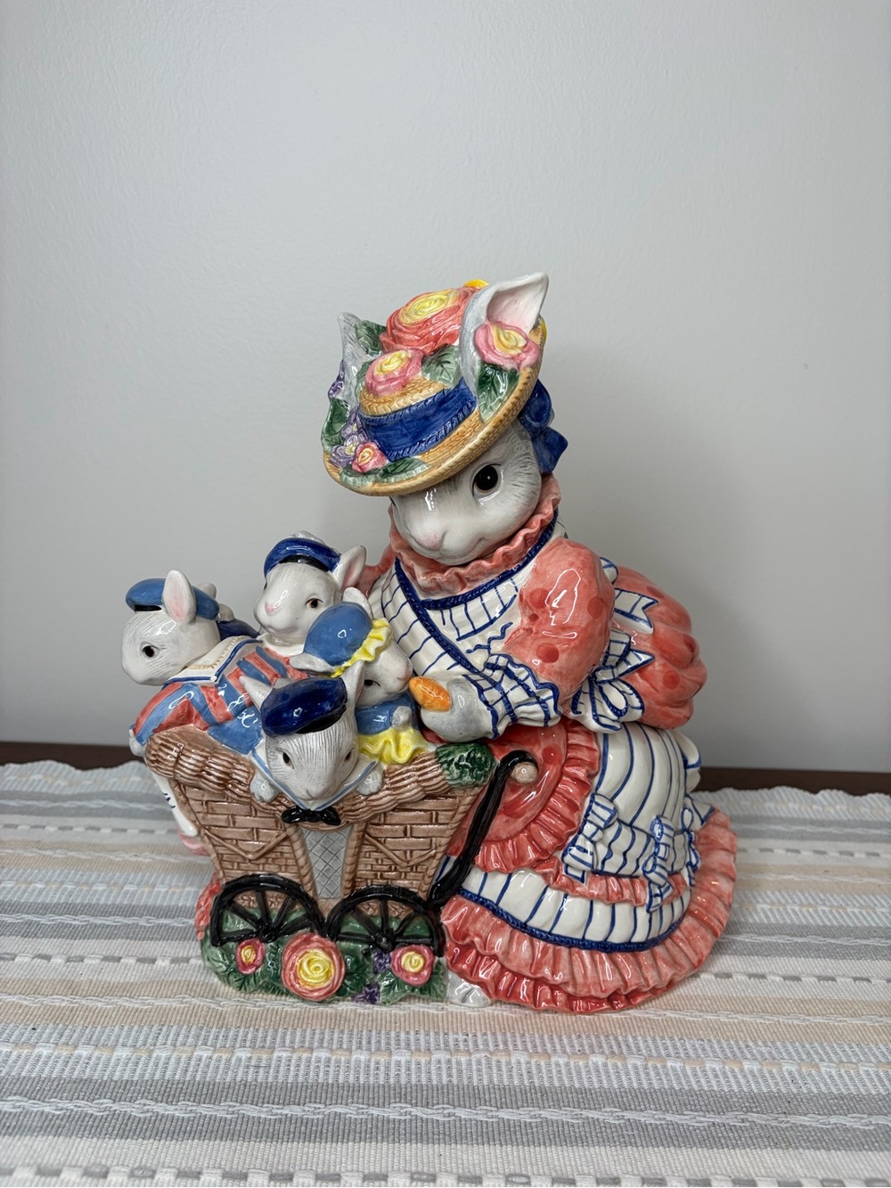 1995 FITZ AND FLOYD BUSTLES AND BEAUS RABBIT COOKIE JAR